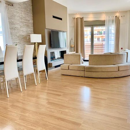 Cozy Apartment With Parking Near The City Center Athena Bagian luar foto