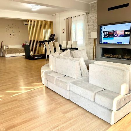 Cozy Apartment With Parking Near The City Center Athena Bagian luar foto