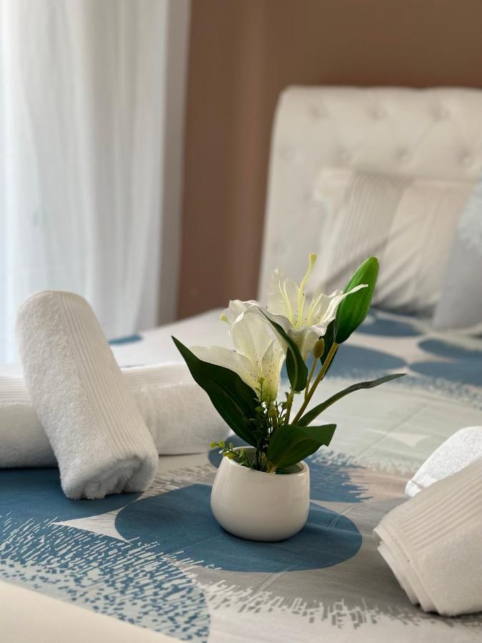 Cozy Apartment With Parking Near The City Center Athena Bagian luar foto