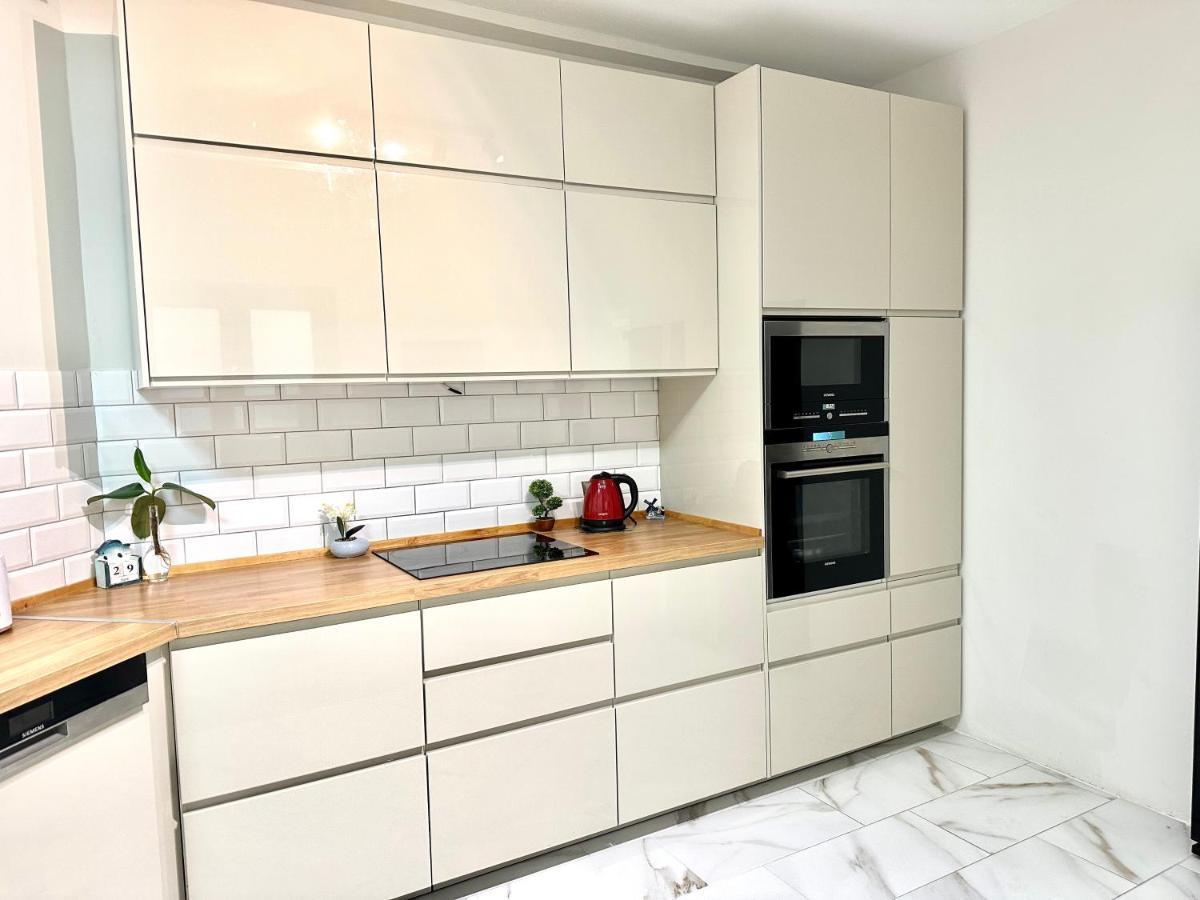 Cozy Apartment With Parking Near The City Center Athena Bagian luar foto