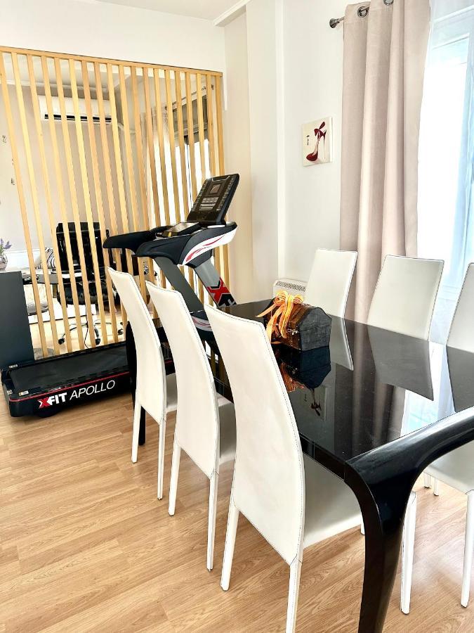Cozy Apartment With Parking Near The City Center Athena Bagian luar foto